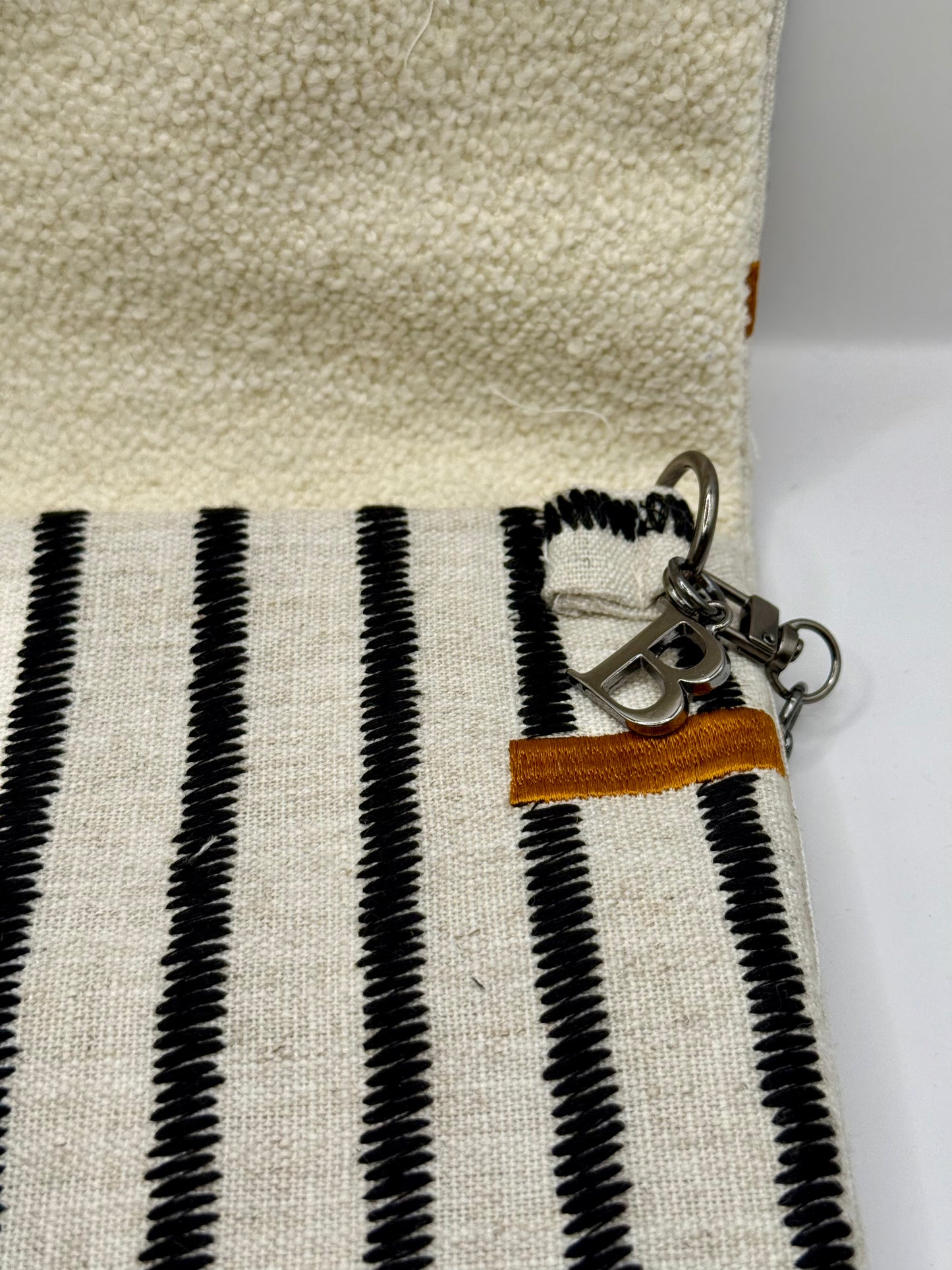 Clutch Jacquard a righe bianche e nere