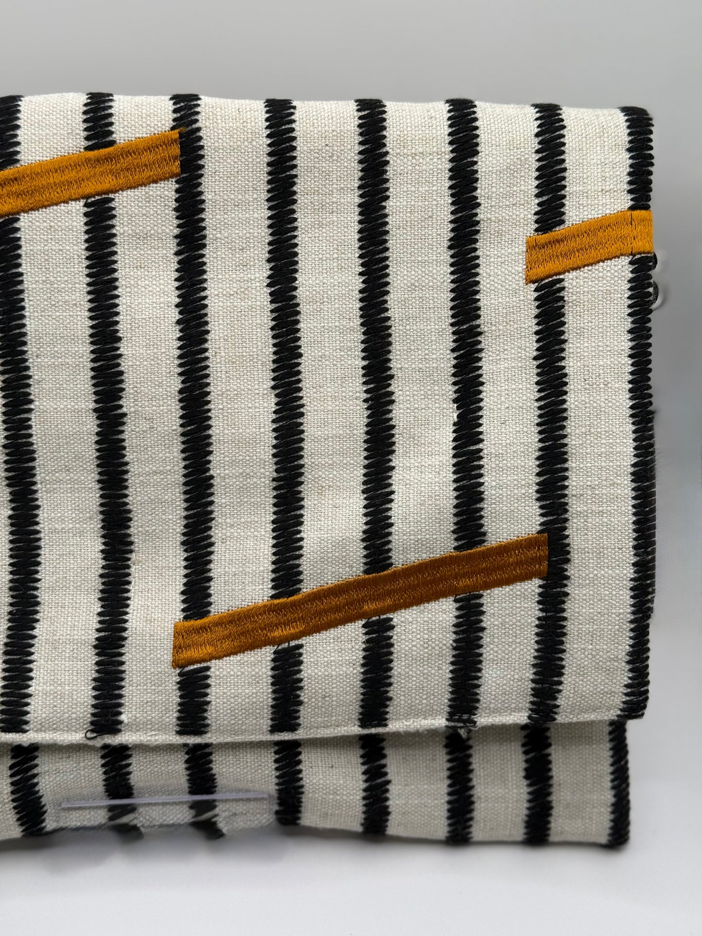 Clutch Jacquard a righe bianche e nere