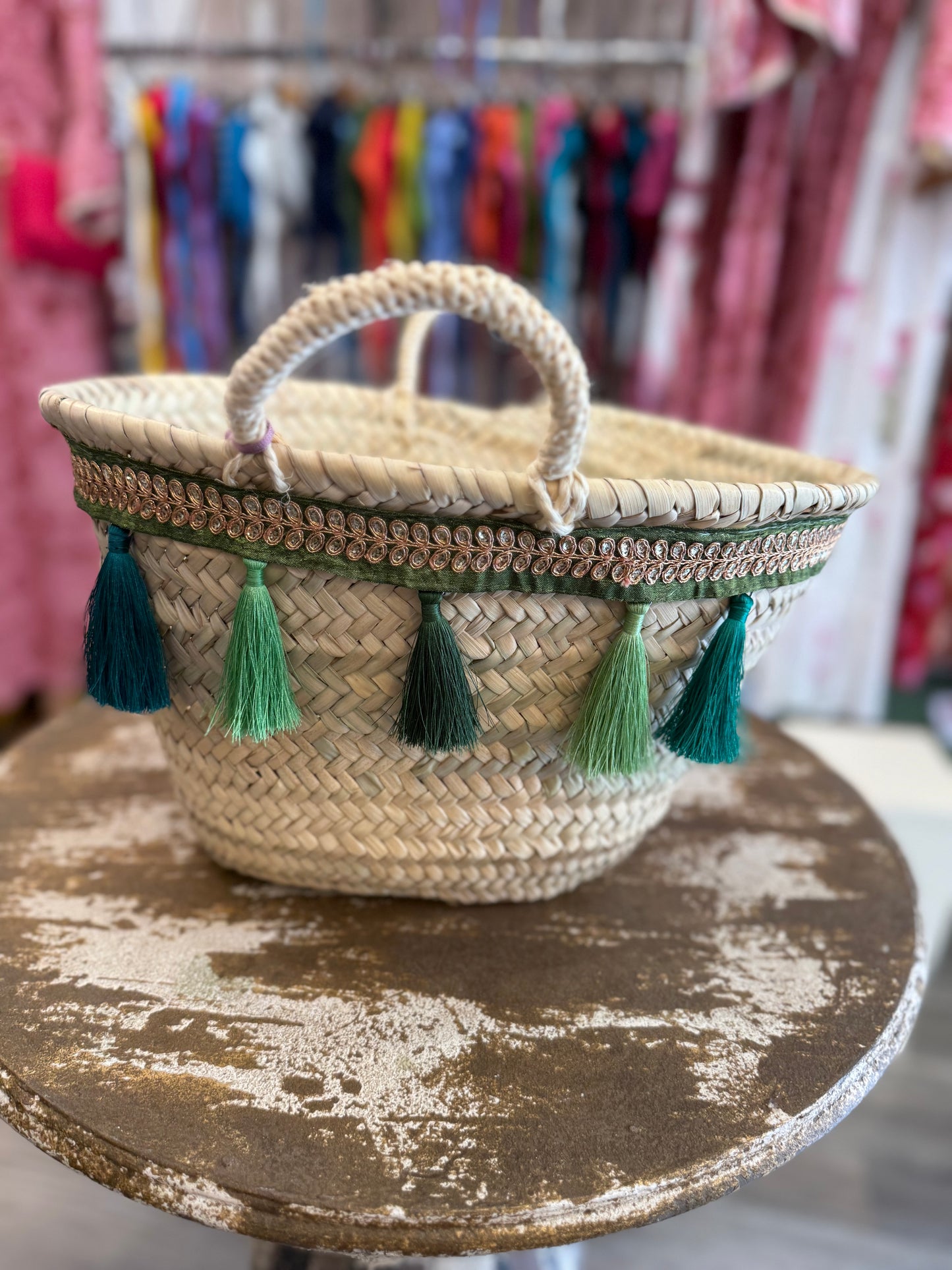 Borsa di paglia con nappine di seta