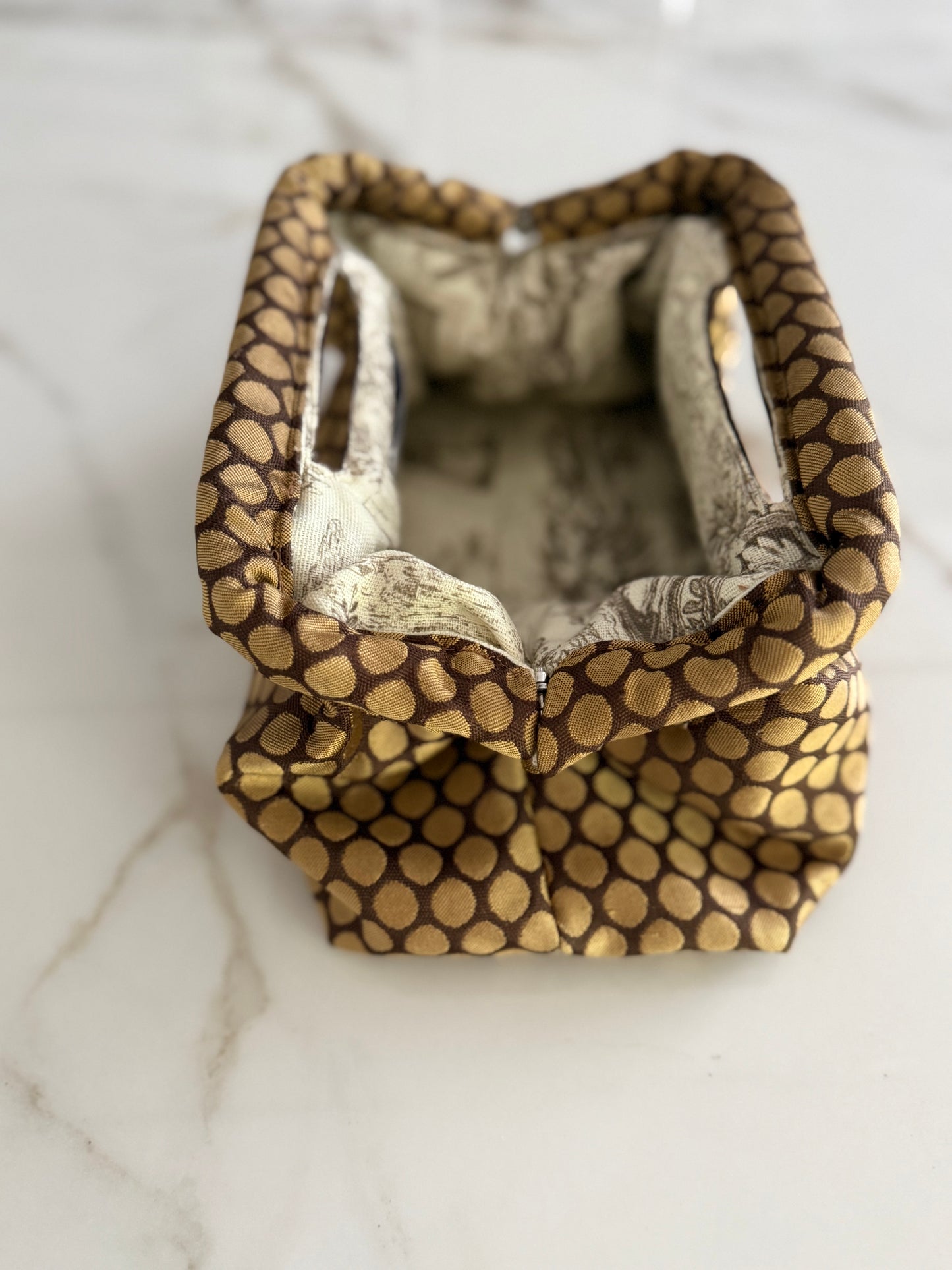Clutch a pois oro e marrone
