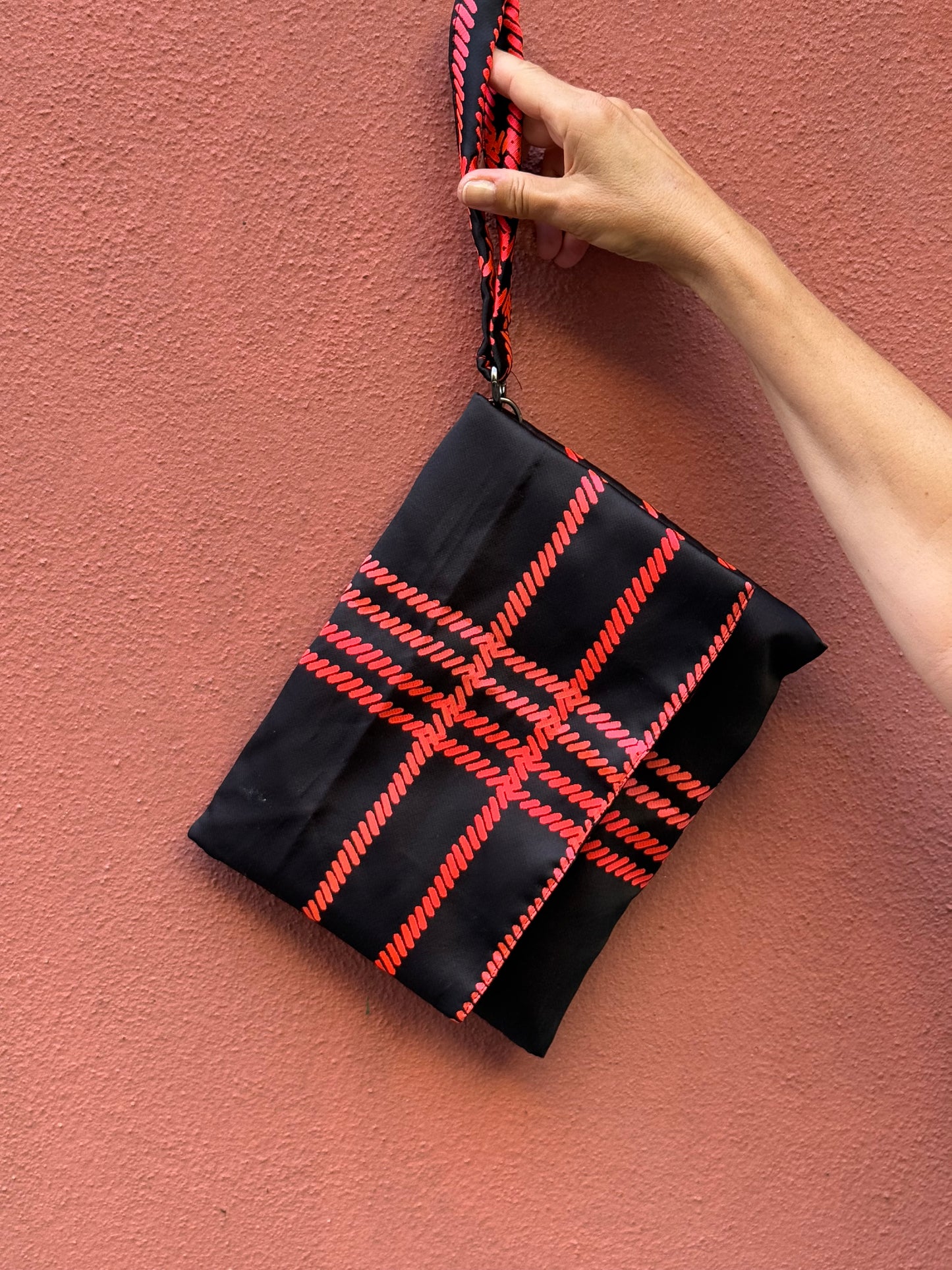 Clutch nero e ciliegia