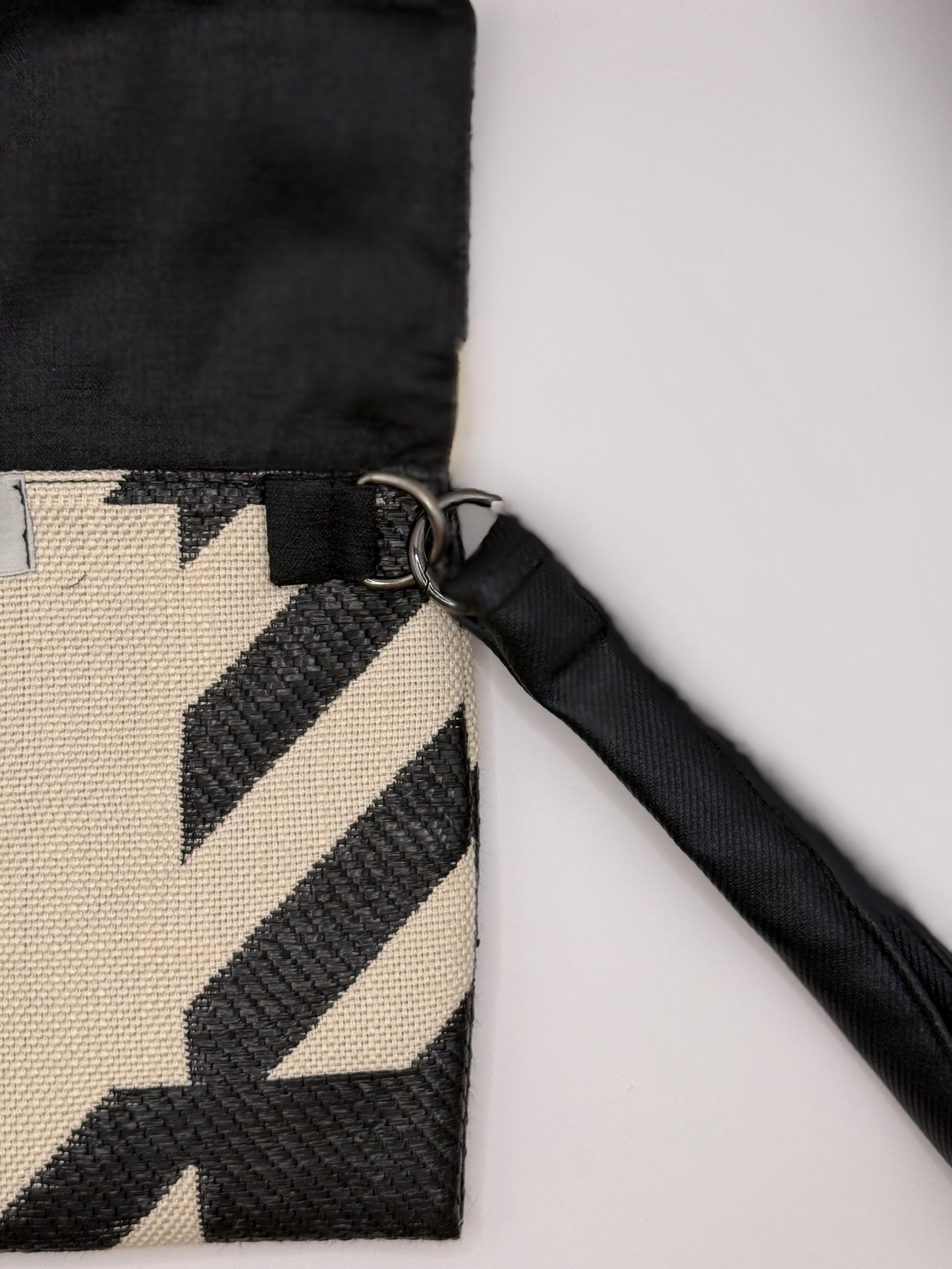 Clutch jacquard a motivo geometrico panna e nero
