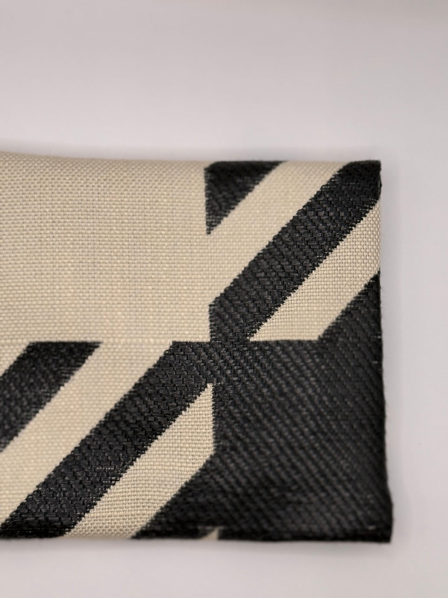 Clutch jacquard a motivo geometrico panna e nero