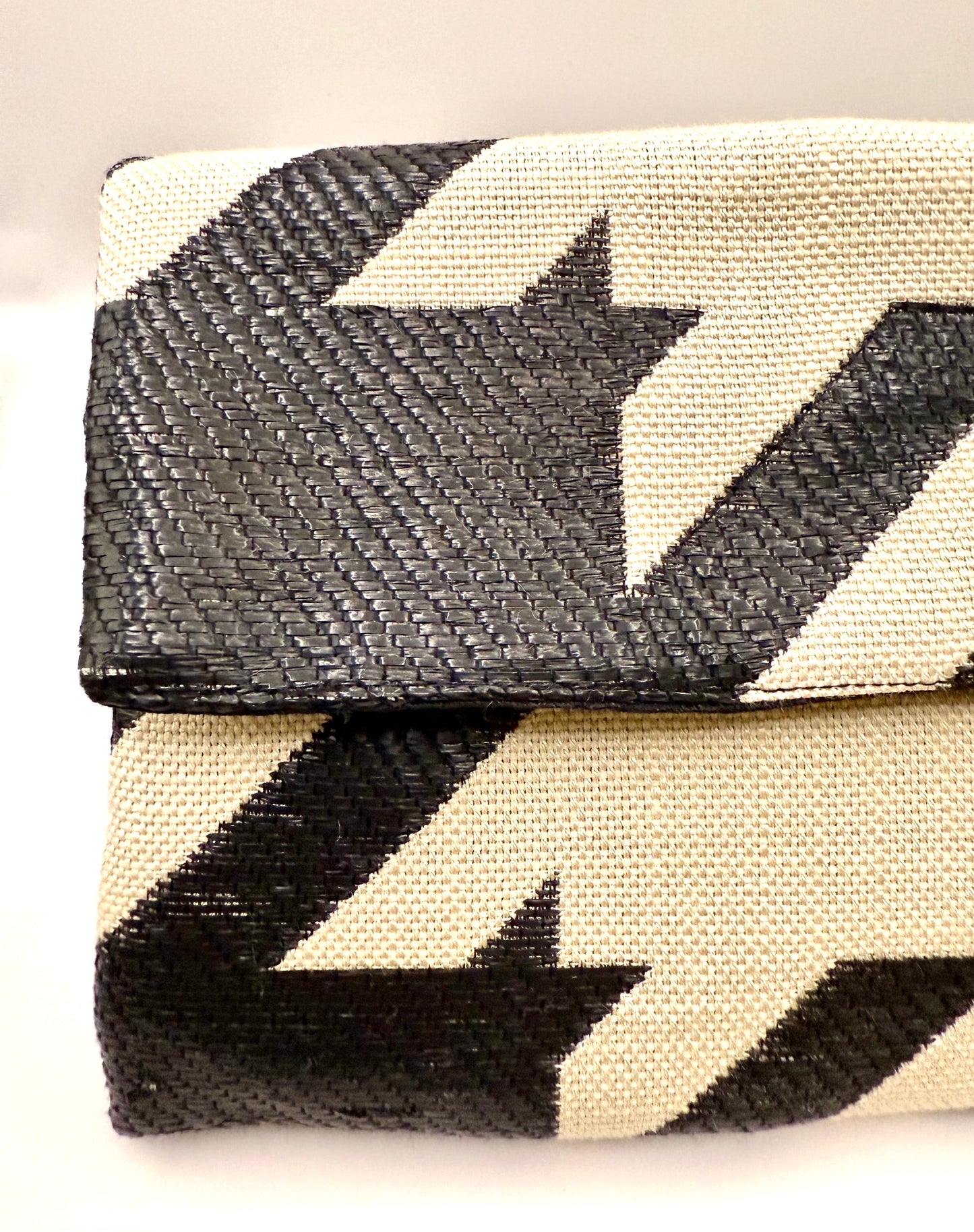 Clutch jacquard a motivo geometrico panna e nero