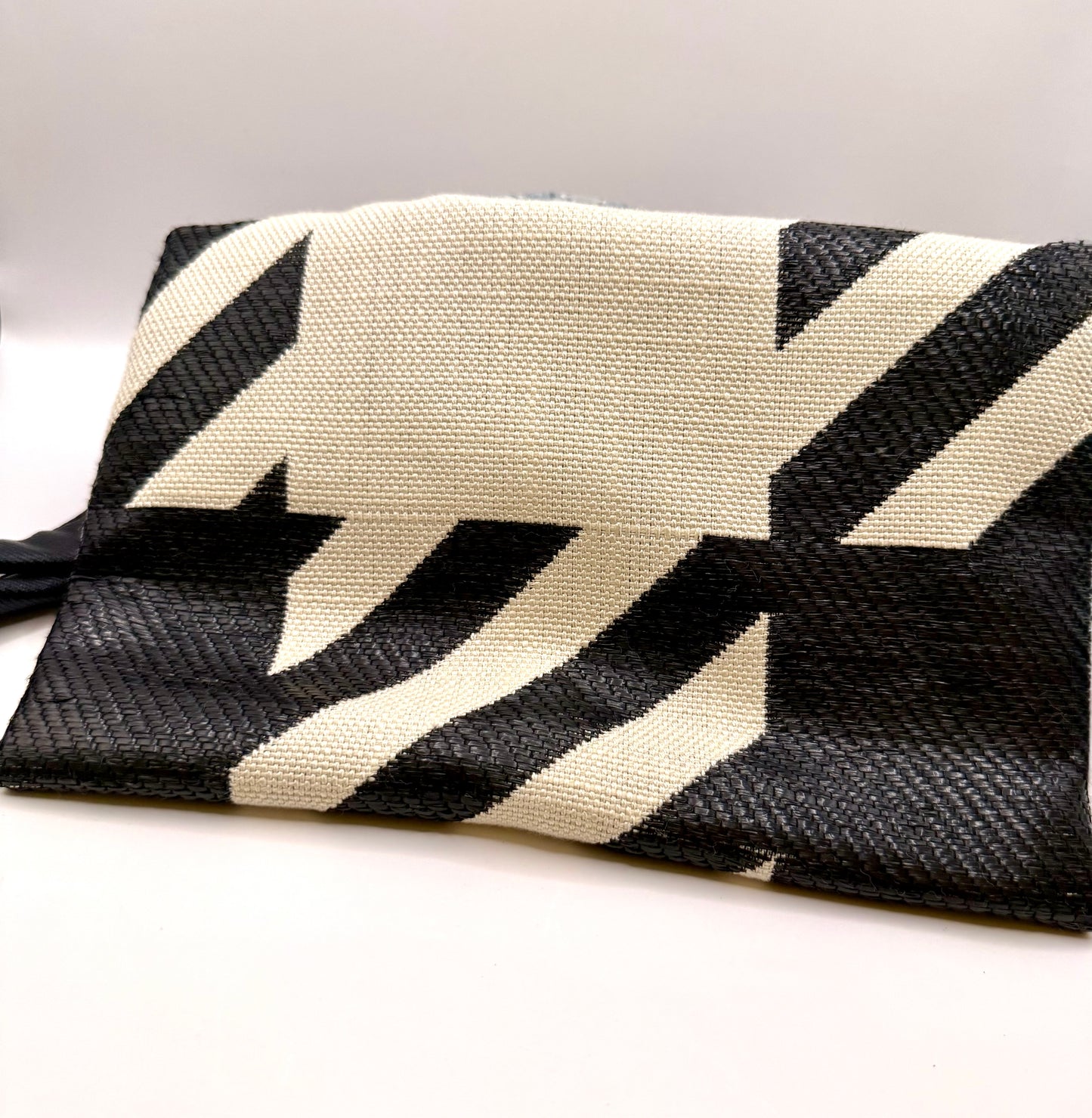 Clutch jacquard a motivo geometrico panna e nero