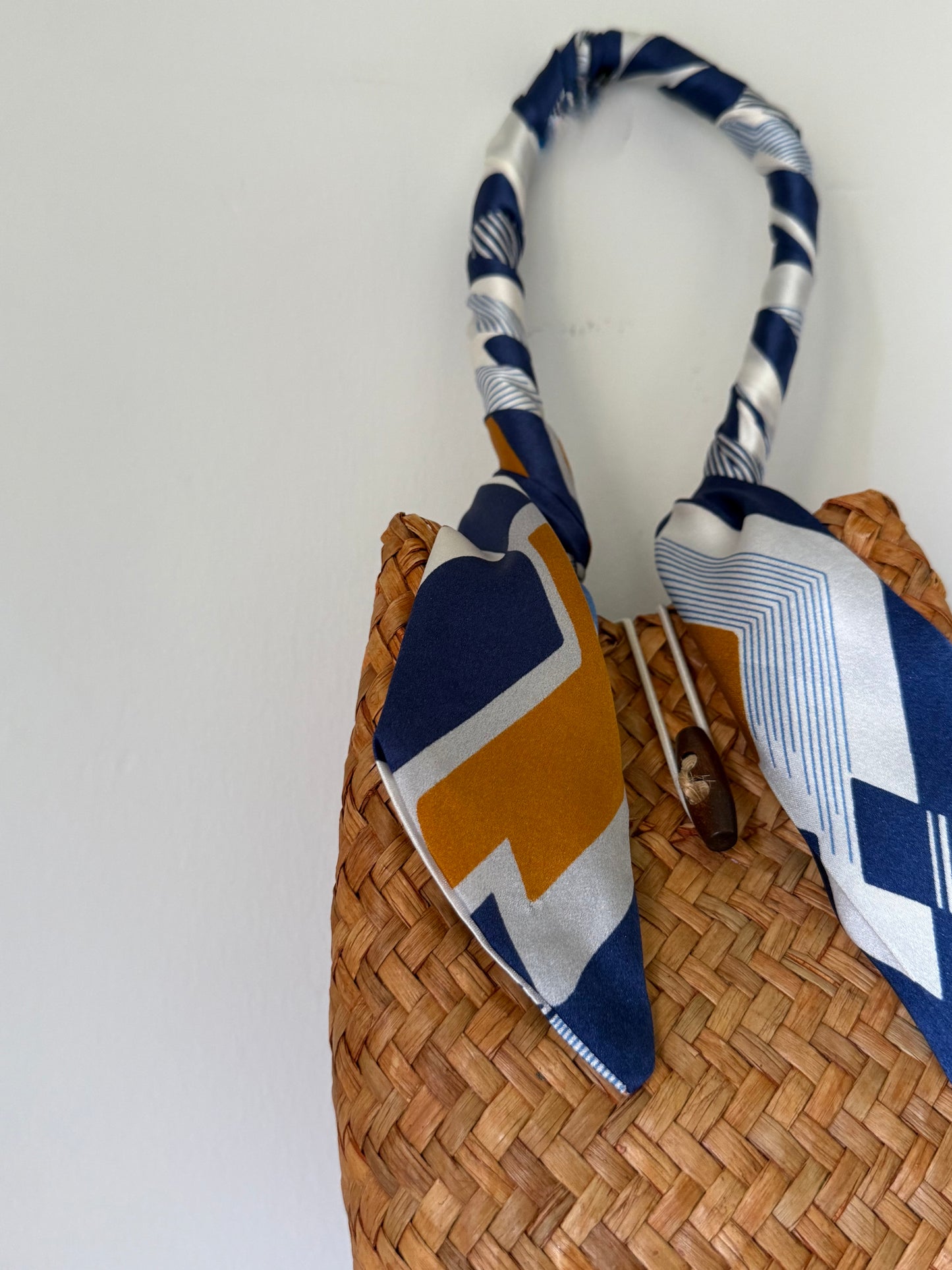 Sandy Bag - Twilly in seta motivi geometrici blu e ocra - Personalizzabile con le iniziali