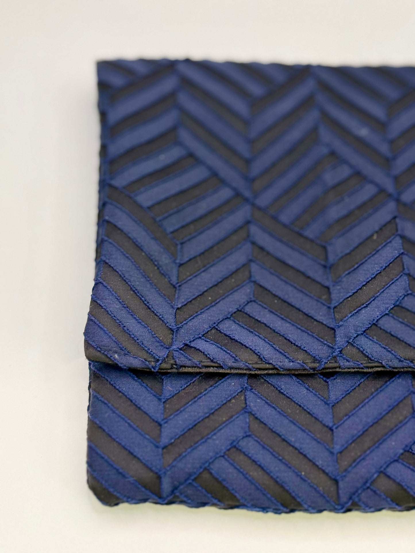 Clutch tessuto jacquard blu e nero