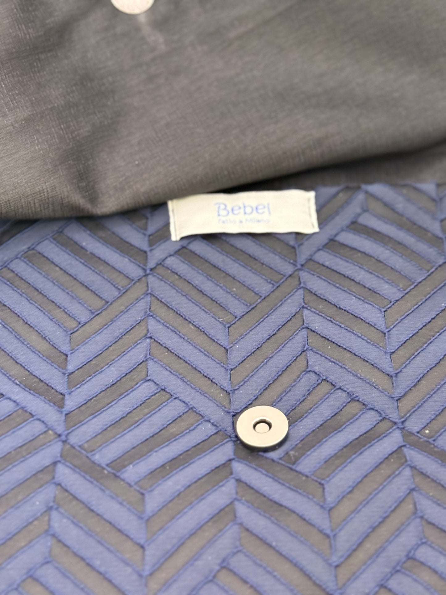Clutch tessuto jacquard blu e nero