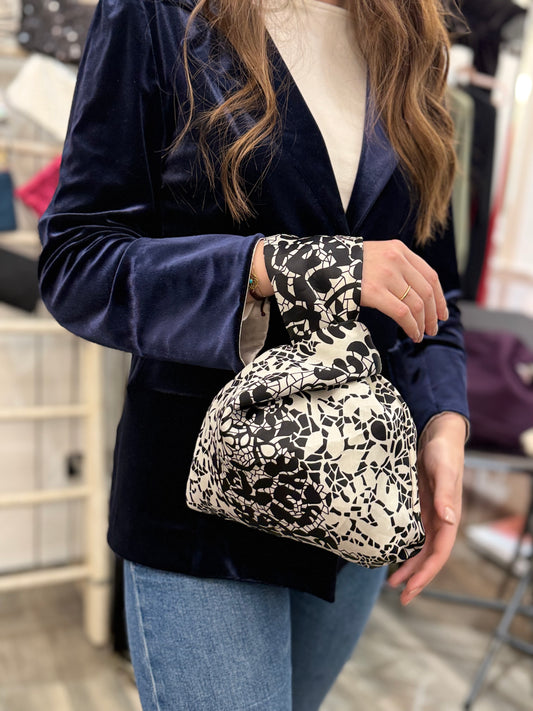 Bond in seta reversibile nero con interno in seta a fiori bianchi e neri