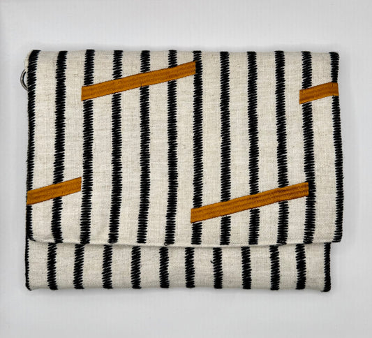 Clutch Jacquard a righe bianche e nere