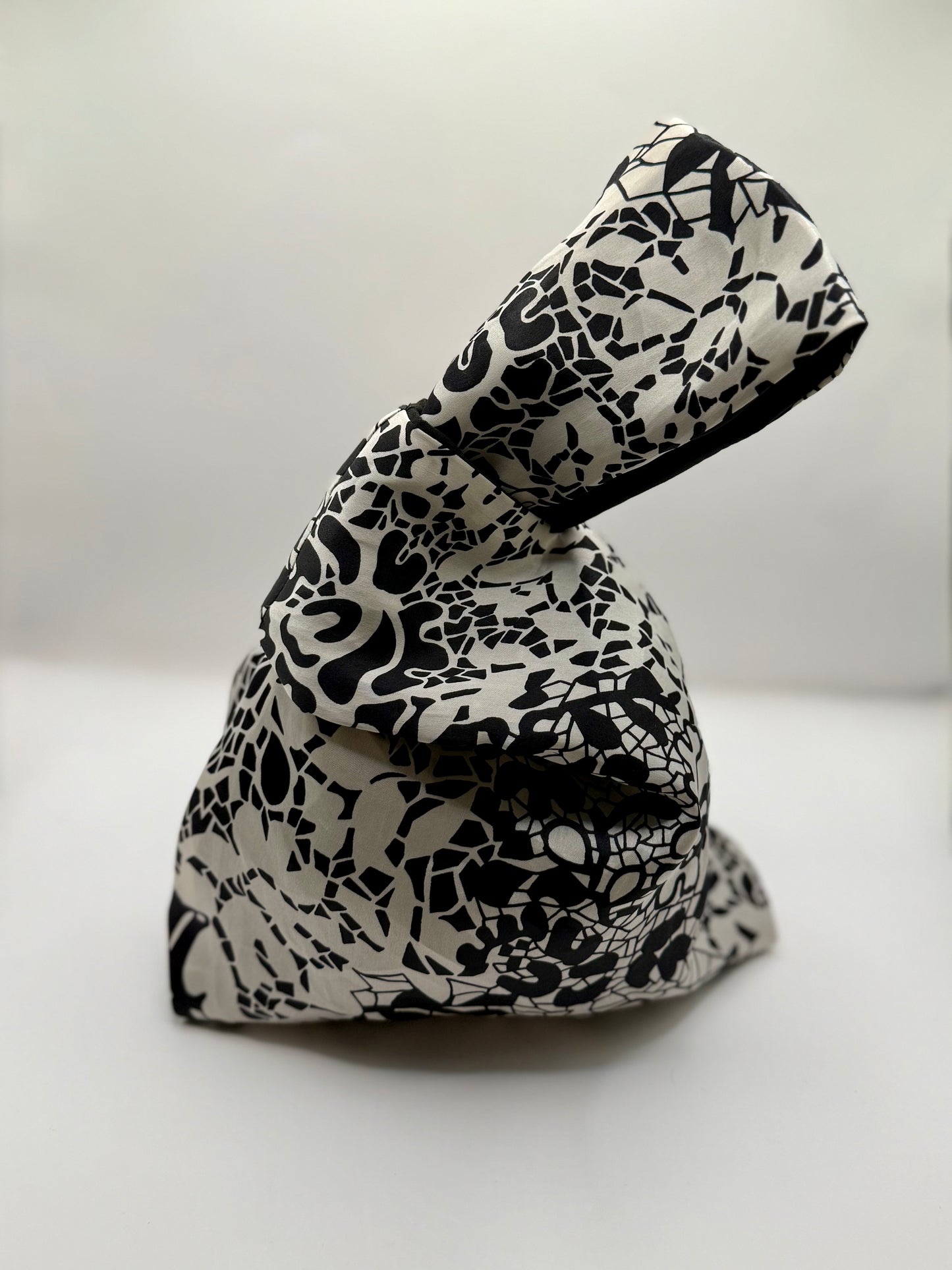 Bond in seta reversibile nero con interno in seta a fiori bianchi e neri