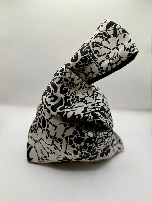 Bond in seta reversibile nero con interno in seta a fiori bianchi e neri