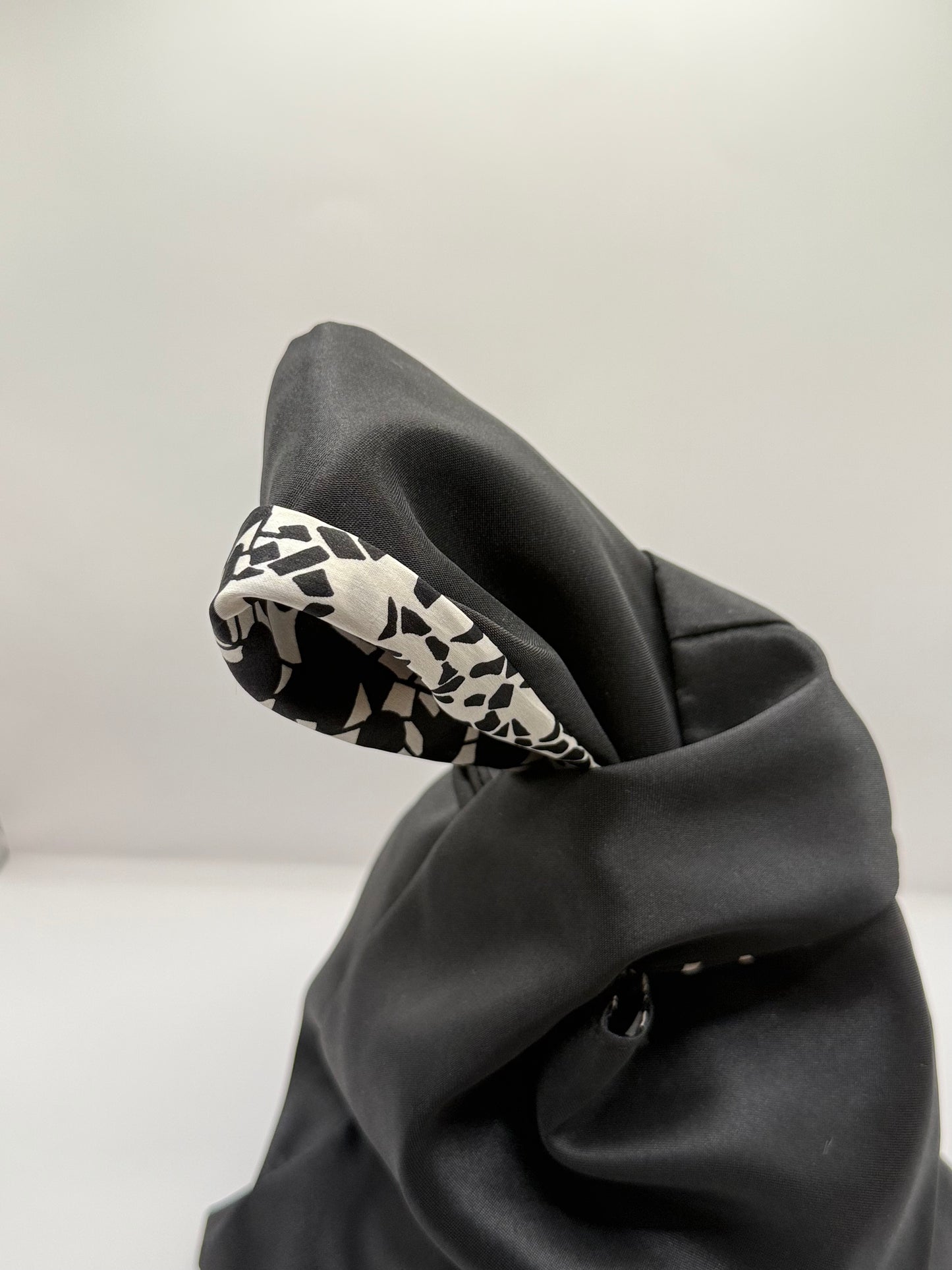 Bond in seta reversibile nero con interno in seta a fiori bianchi e neri