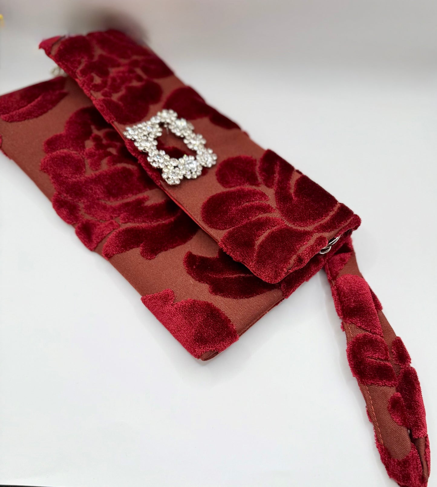 Clutch broccato porpora a fiori con fibbia gioiello