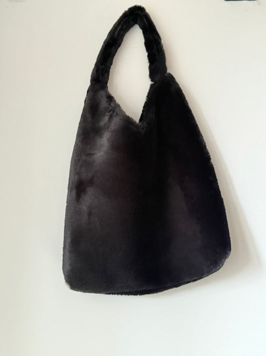 Angie Bag in pelliccia sintetica nera - Interno in vernice nera