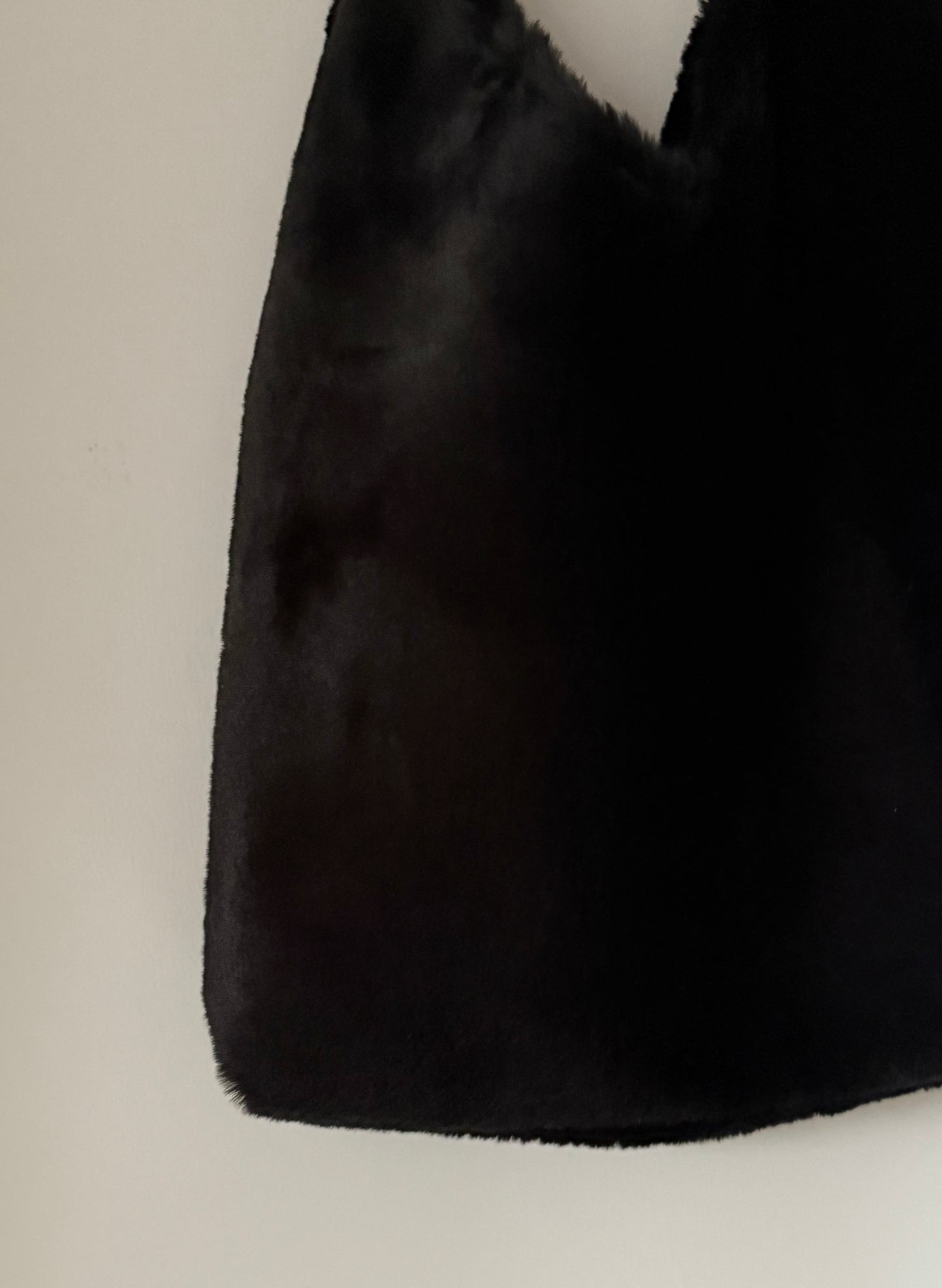 Angie Bag in pelliccia sintetica nera - Interno in vernice nera