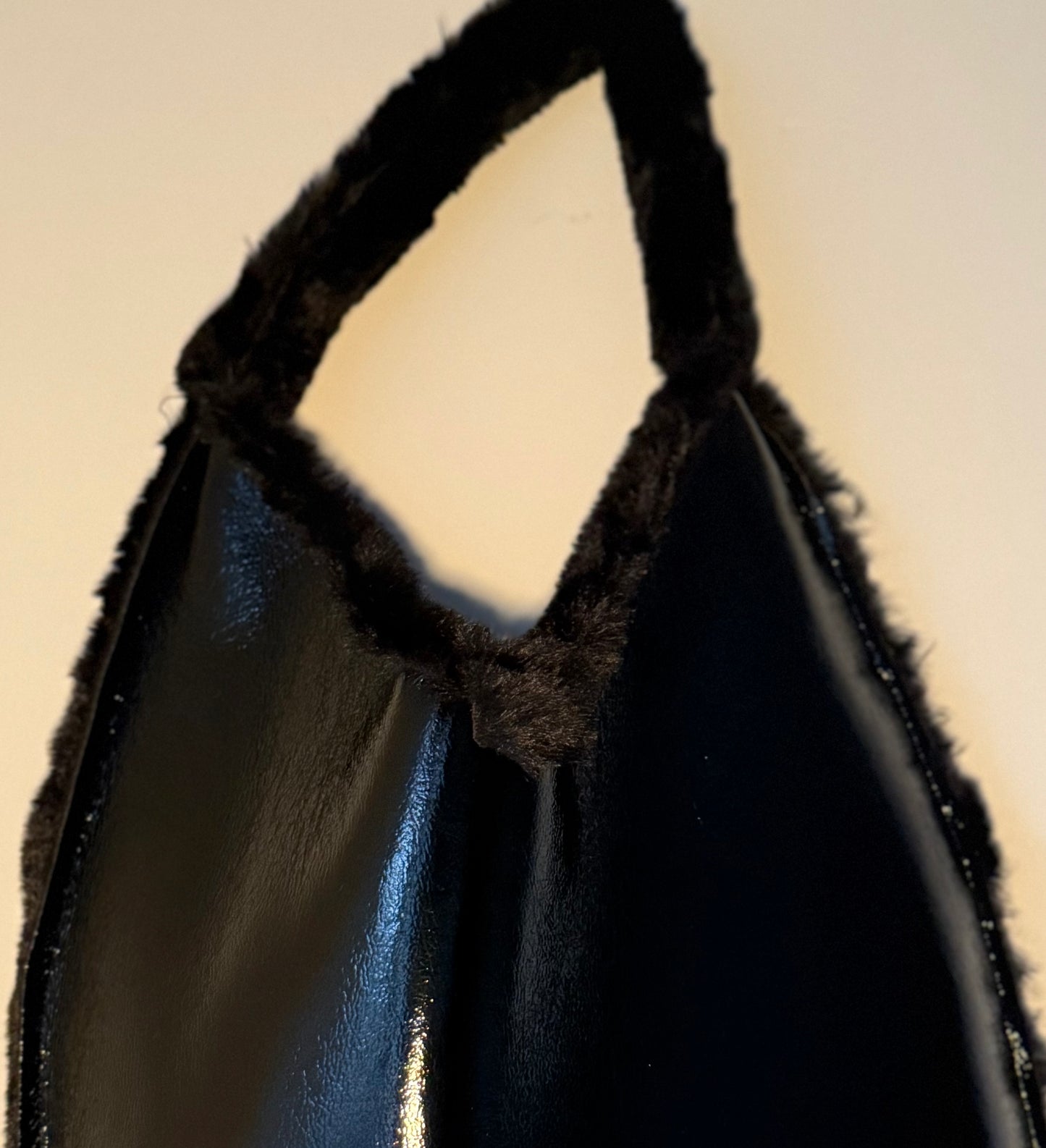 Angie Bag in pelliccia sintetica nera - Interno in vernice nera