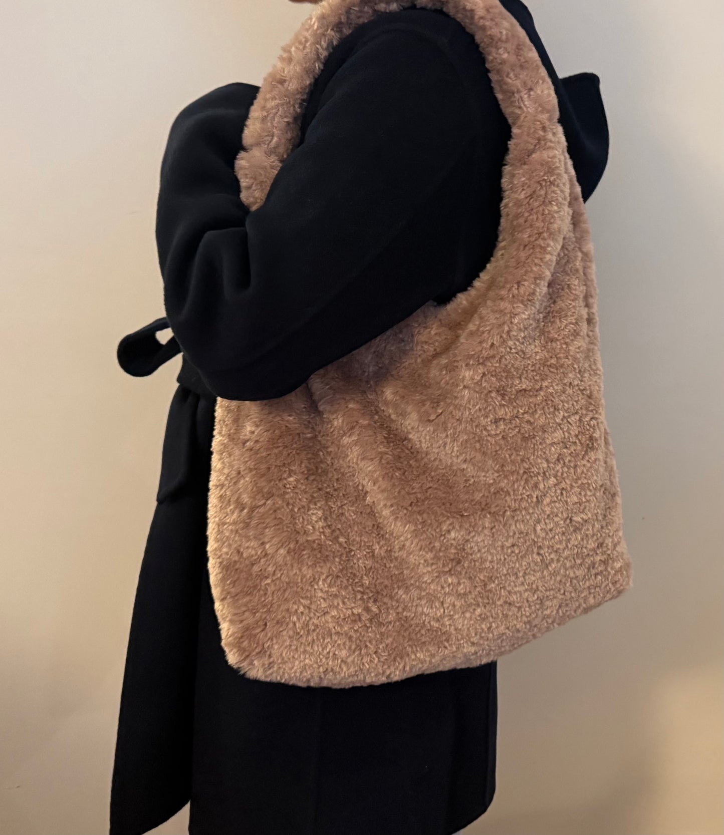 Angie Bag in tessuto di pelo sintetico rosa cipria