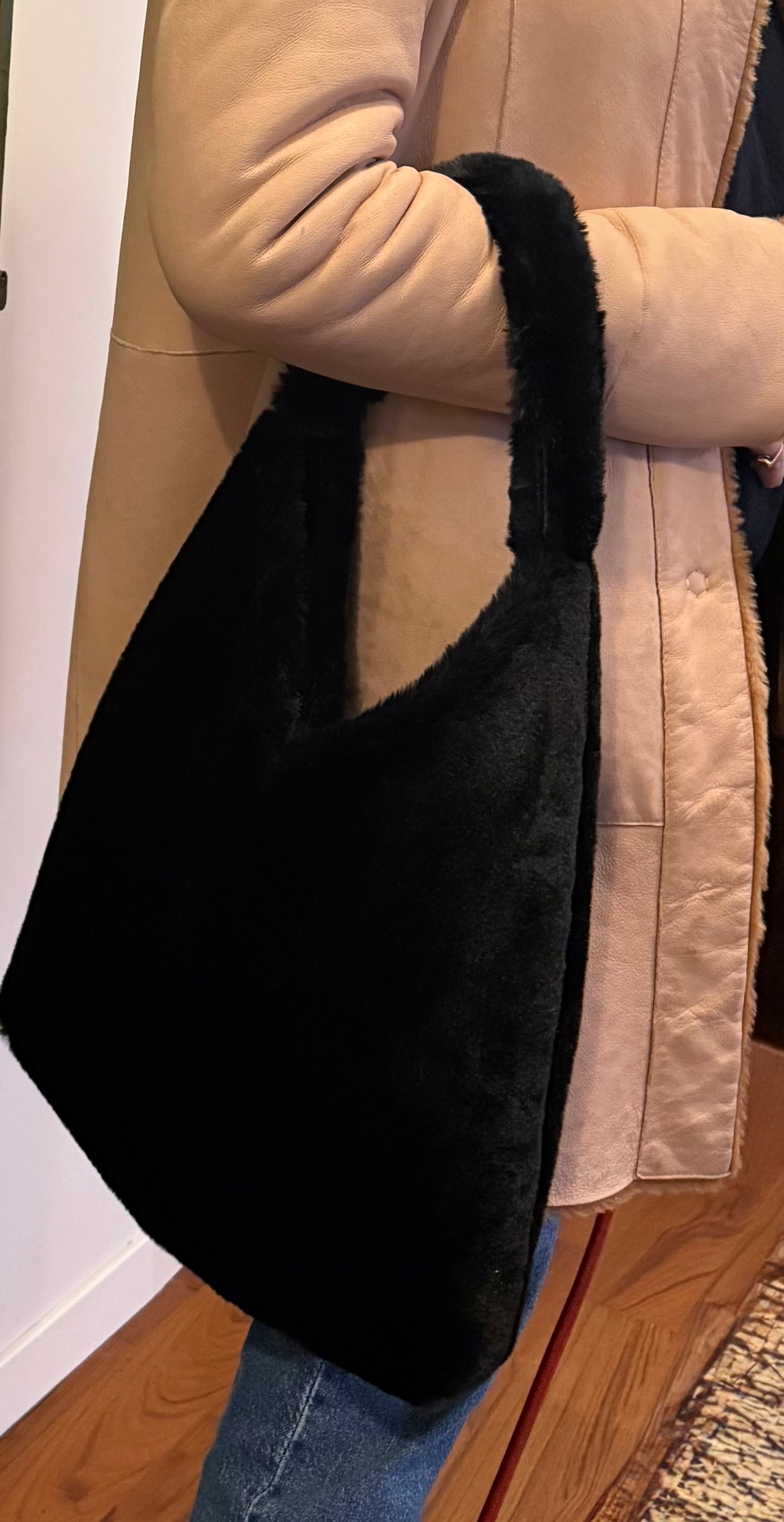 Angie Bag in pelliccia sintetica nera - Interno in vernice nera
