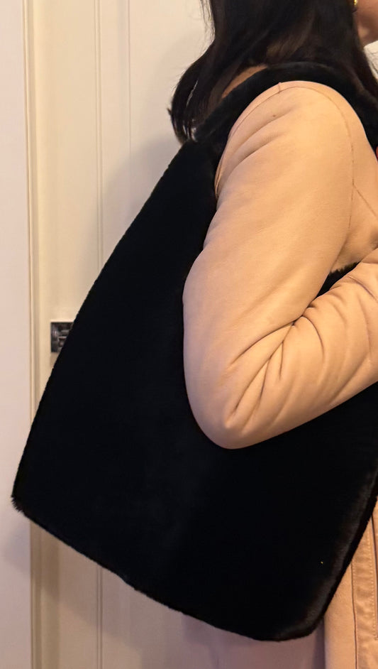 Angie Bag in pelliccia sintetica nera - Interno in vernice nera