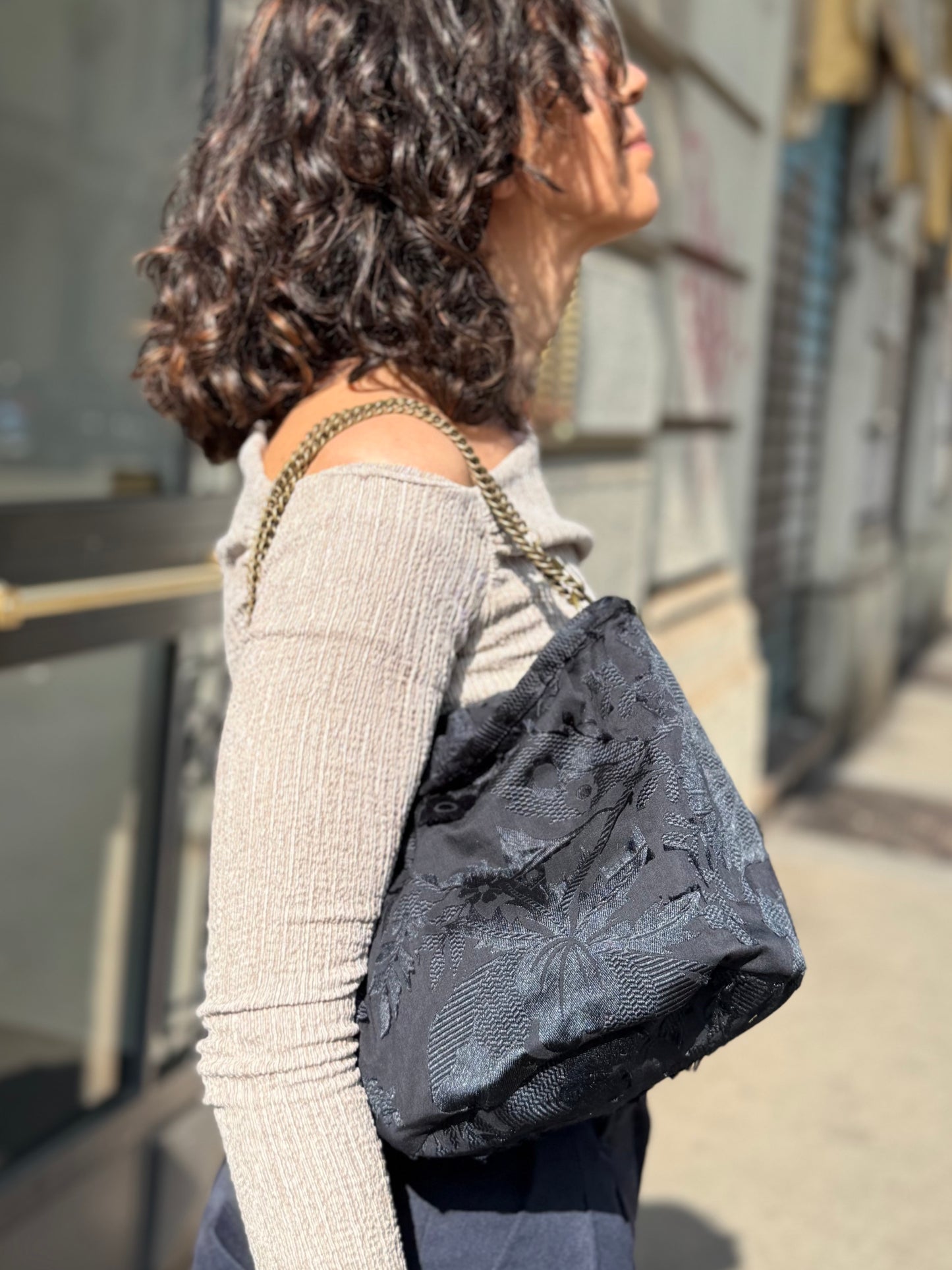 Bignè Jacquard blu notte a fiori in rilievo