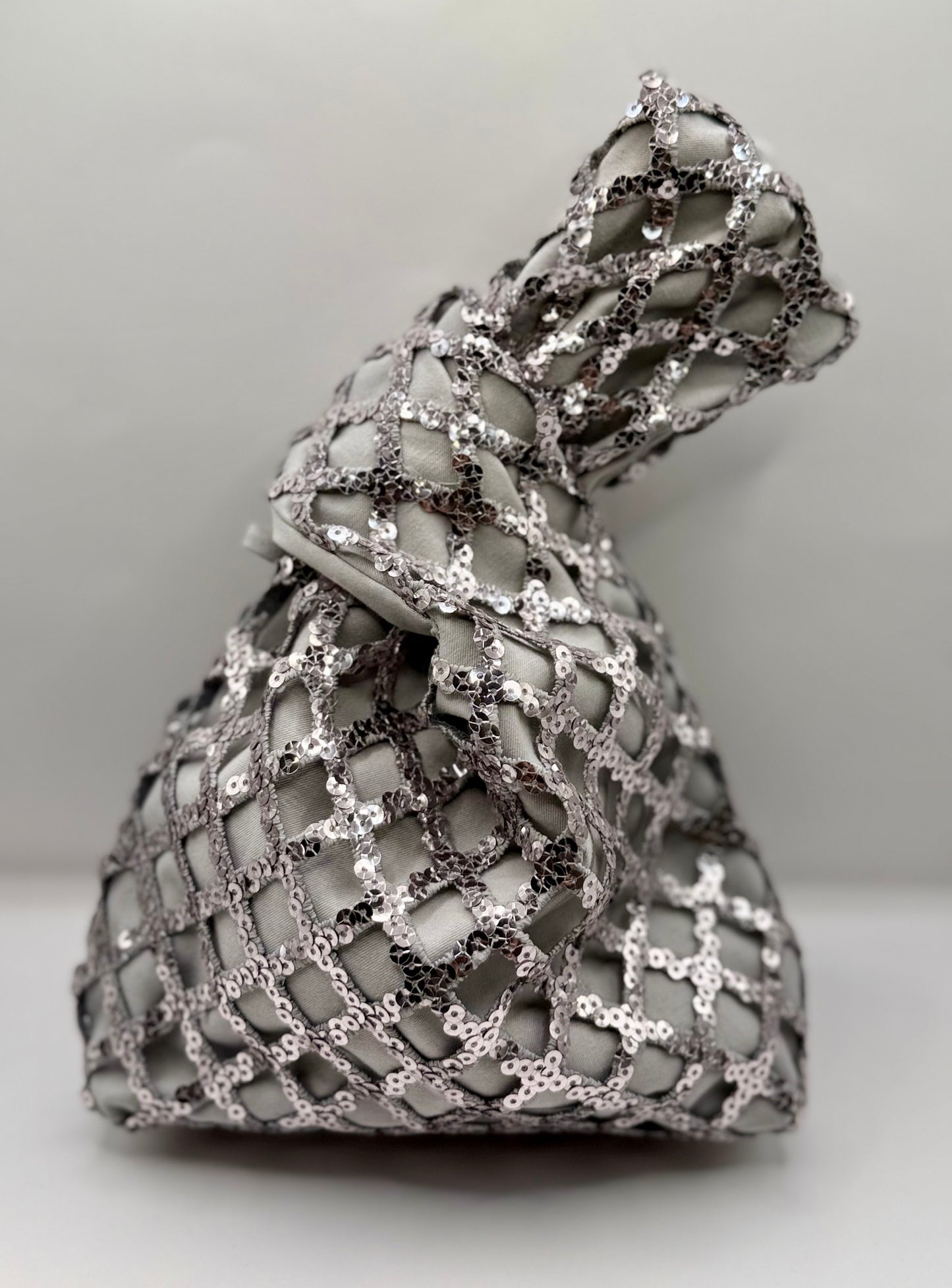 Bond grigio con rete di paillettes argento