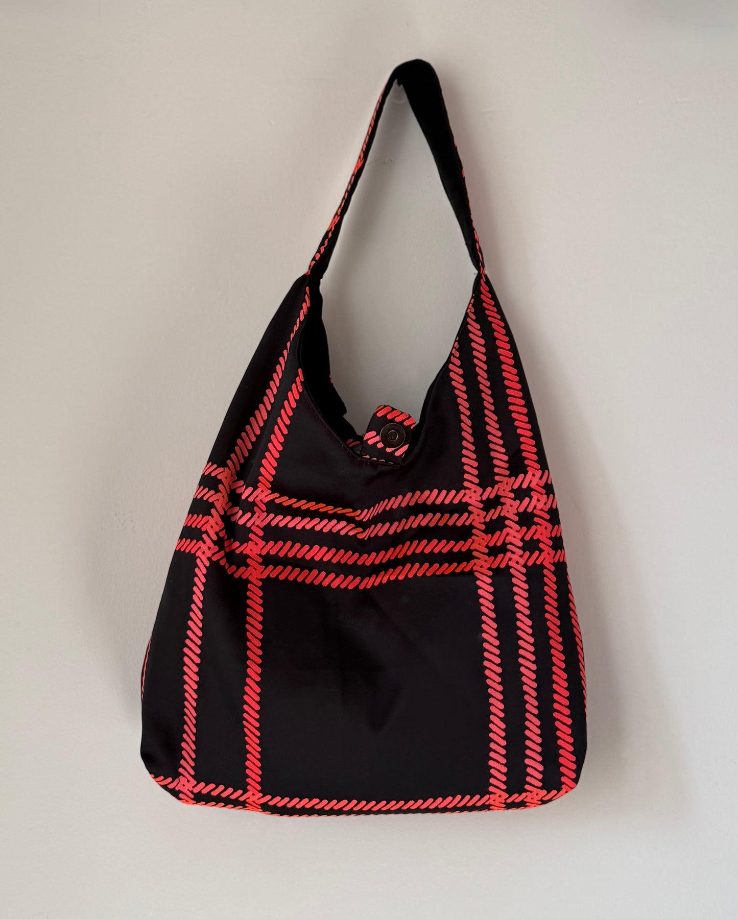 Angie Bag reversibile Jacquard nero e ciliegia - Shantung nero