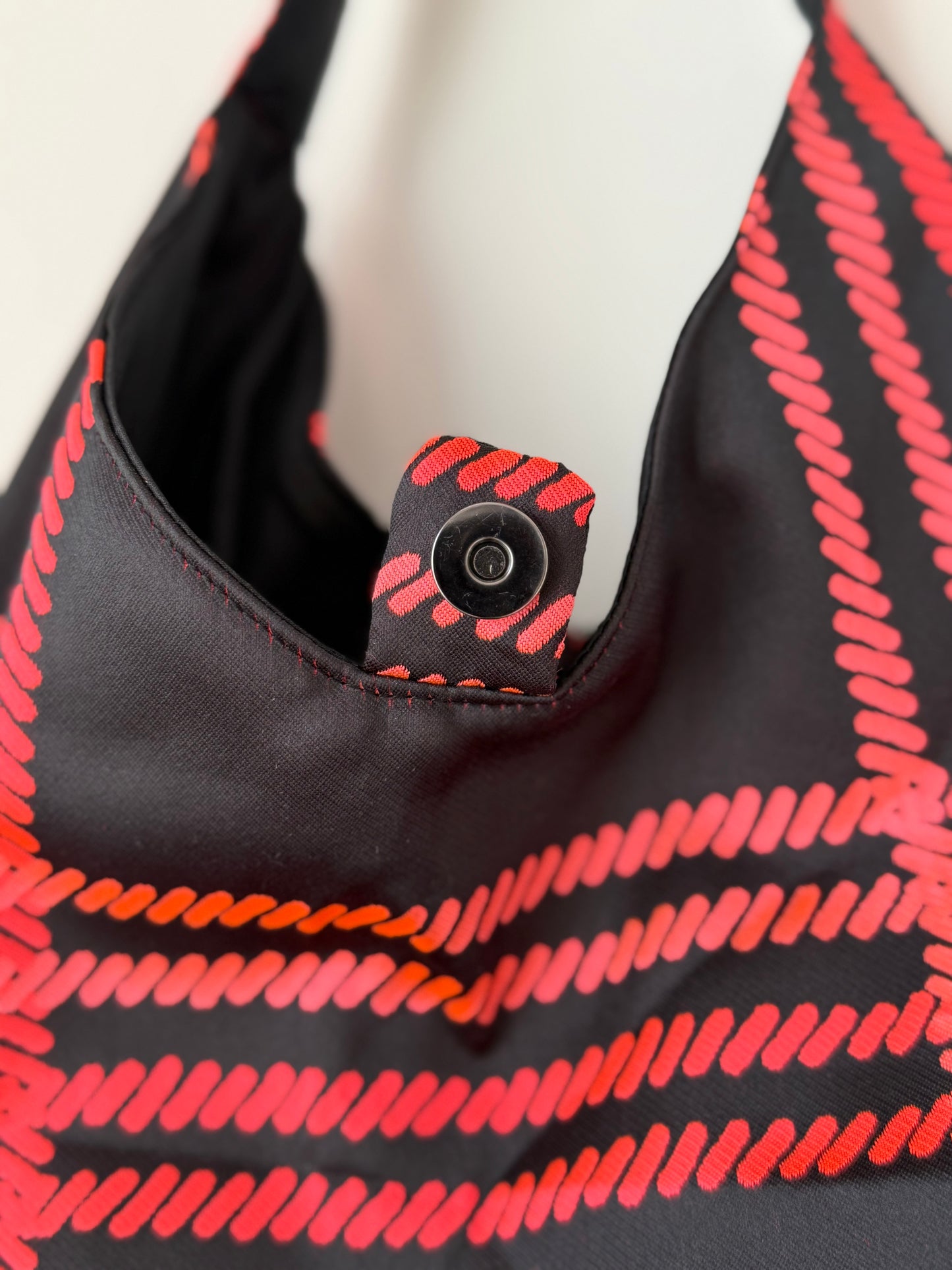 Angie Bag reversibile Jacquard nero e ciliegia - Shantung nero