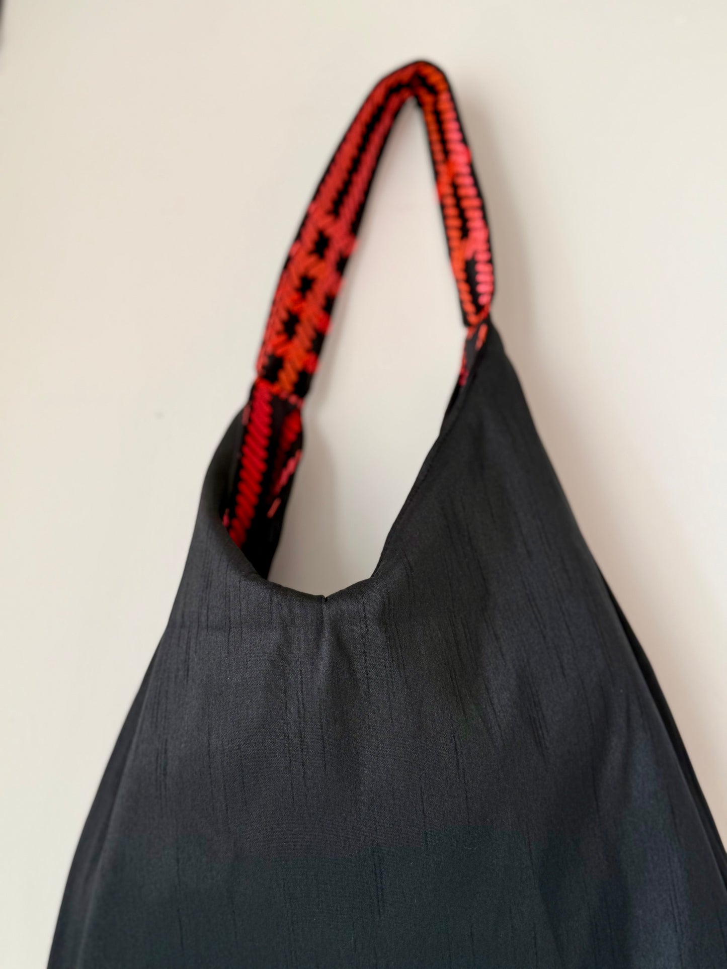 Angie Bag reversibile Jacquard nero e ciliegia - Shantung nero