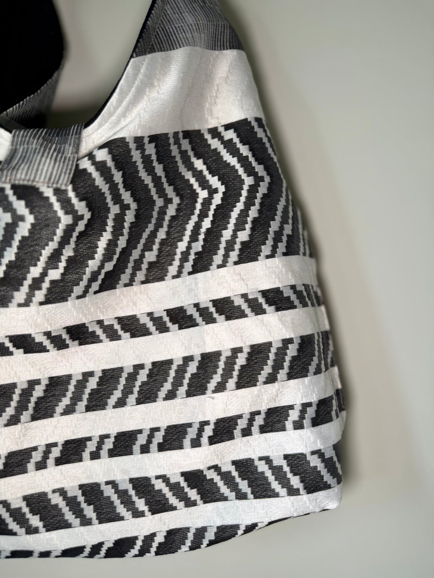 Angie Bag Jacquard bianca e nera reversibile - Retro nero