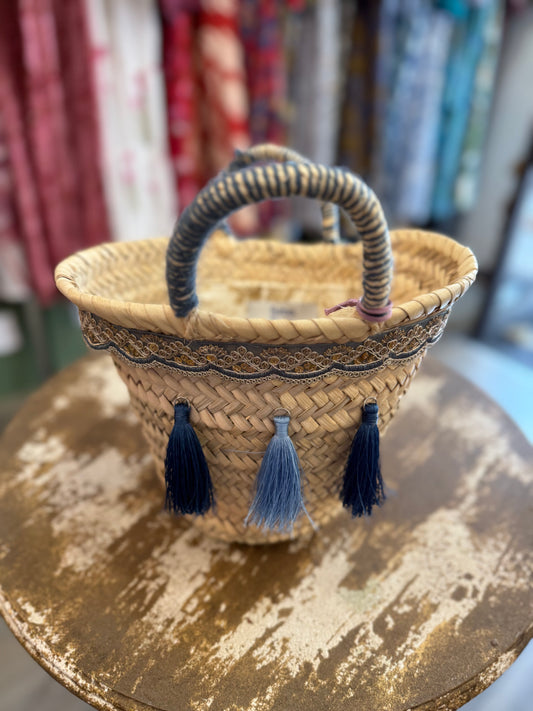 Borsa di paglia con nappine di seta