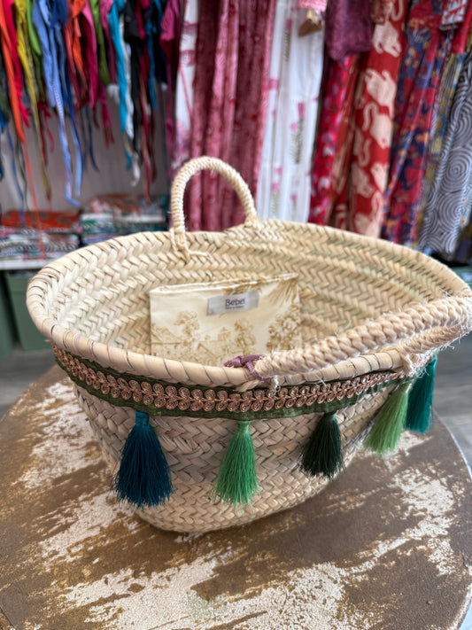 Borsa di paglia con nappine di seta