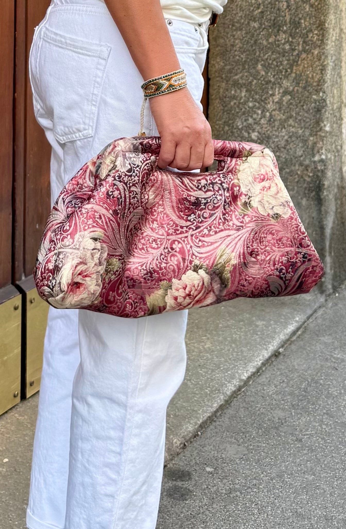 Clutch chiusura a scatto broccato a fiori rosa