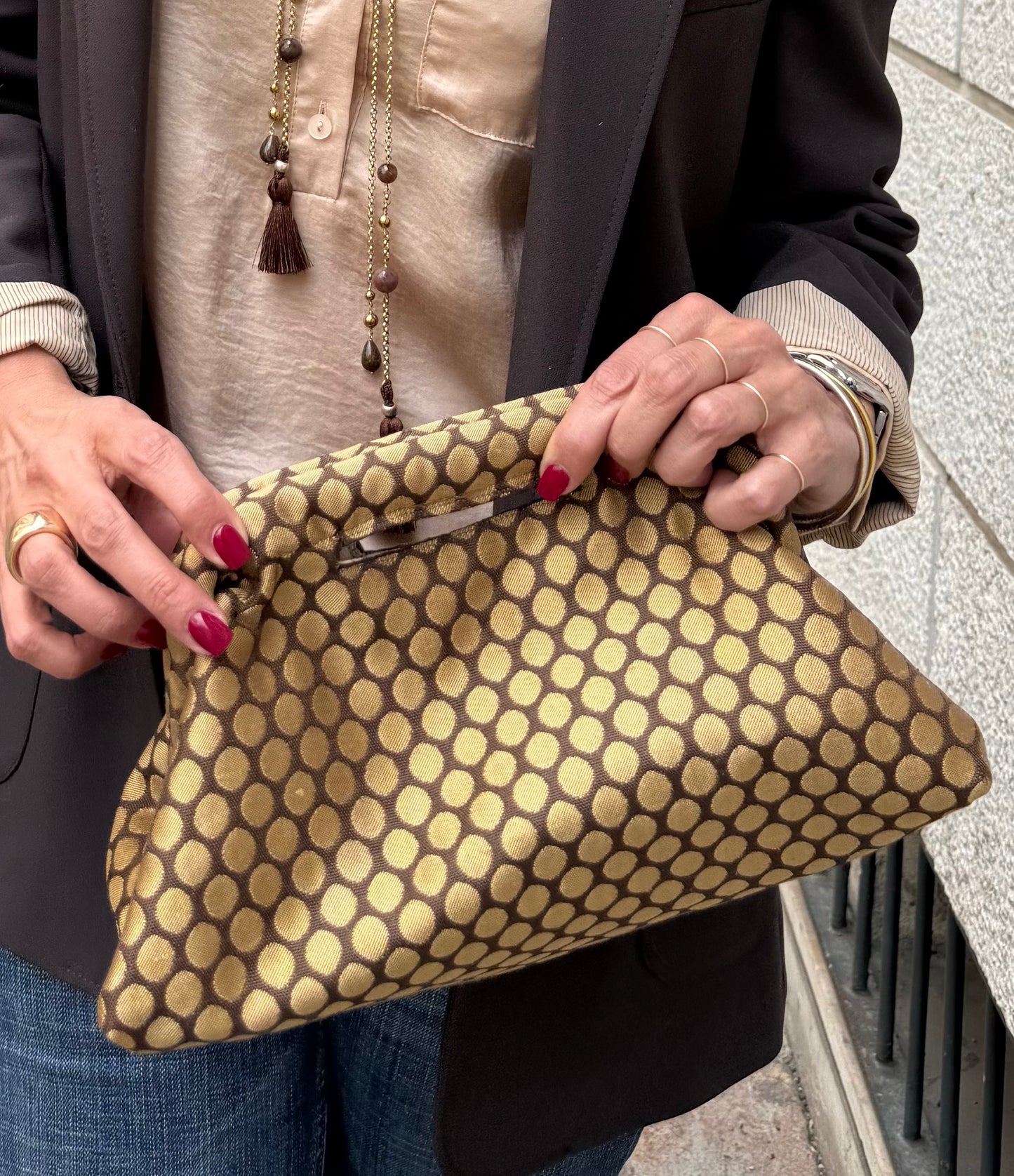 Clutch a pois oro e marrone