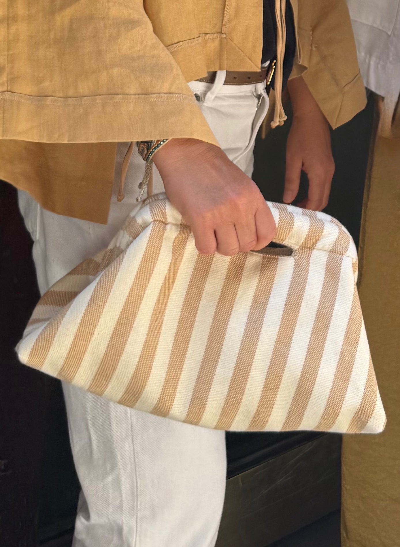 Clutch di cotone a righe panna e sabbia
